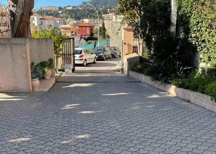 With Sea View & Spacious Terrace מנטון